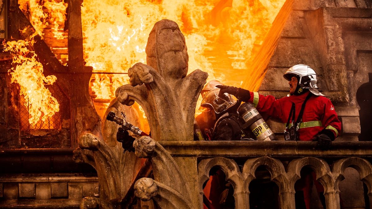 RECENZE: Notre-Dame (opět) v plamenech. Děsivá i krásná filmová rekonstrukce